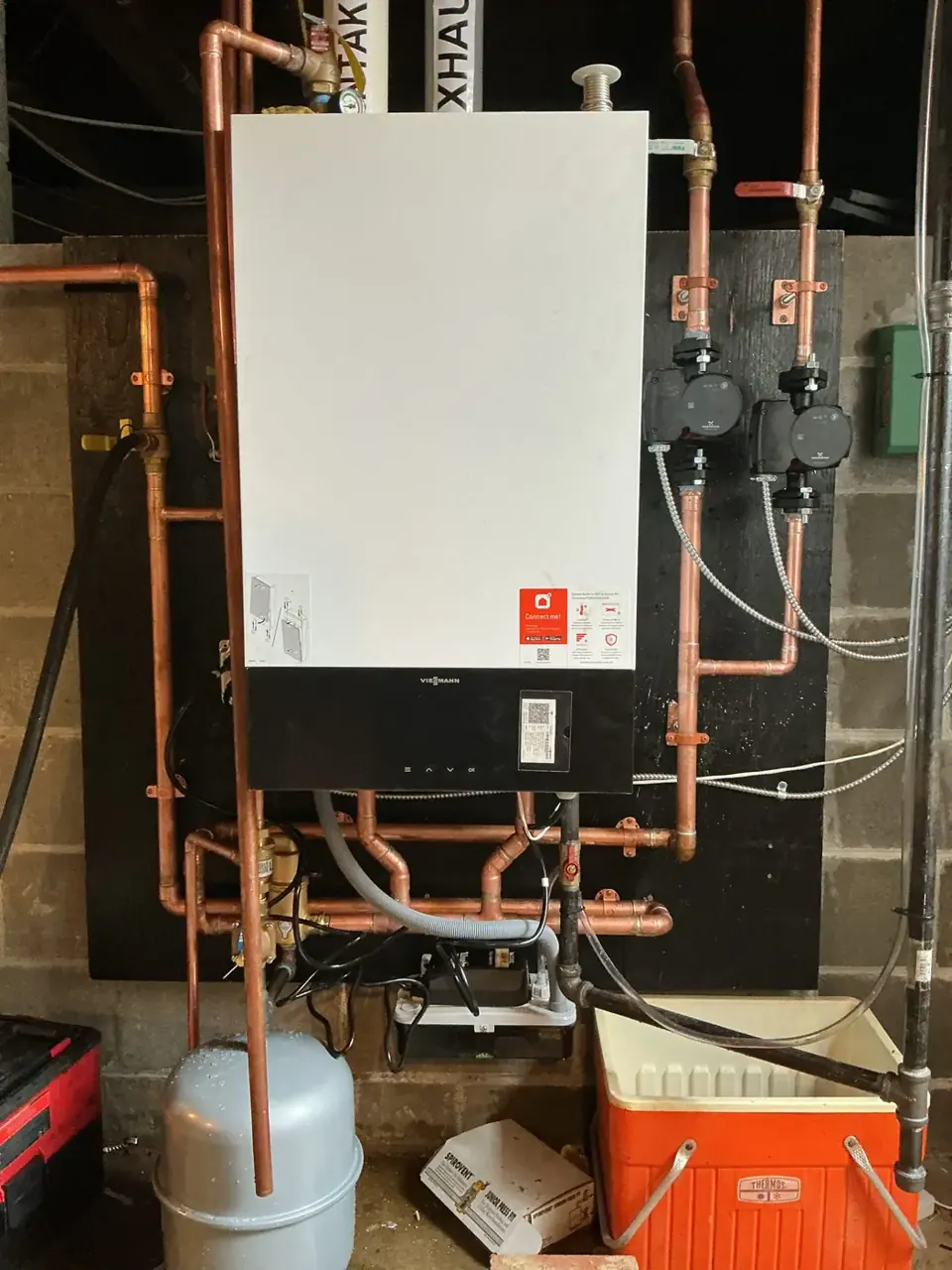 Viessmann wall-mounted boiler with copper piping, circulators and an expansion tank